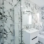 Miku Apartment-spectacular 1bd At Komuna E Parisit Apartman